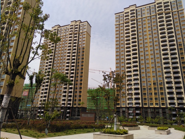 六安市梅花西苑小區定做陽臺護欄、百葉窗案例