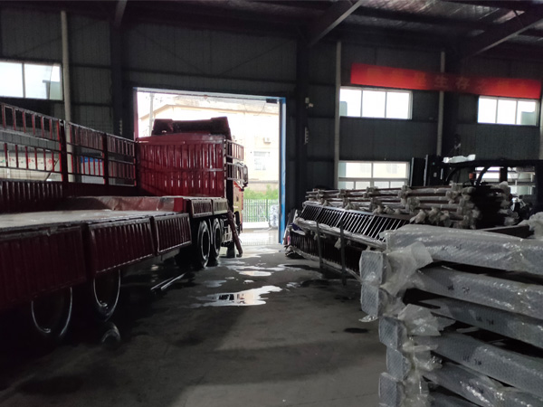 金用護欄2020年7月18日鋅鋼陽臺護欄產品裝車發貨！