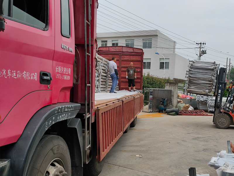 金用護欄2020年7月26日陽臺玻璃護欄裝車發貨！