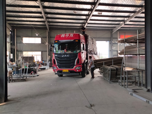 金用護欄2020年8月5日鋅鋼陽臺護欄裝車發貨！