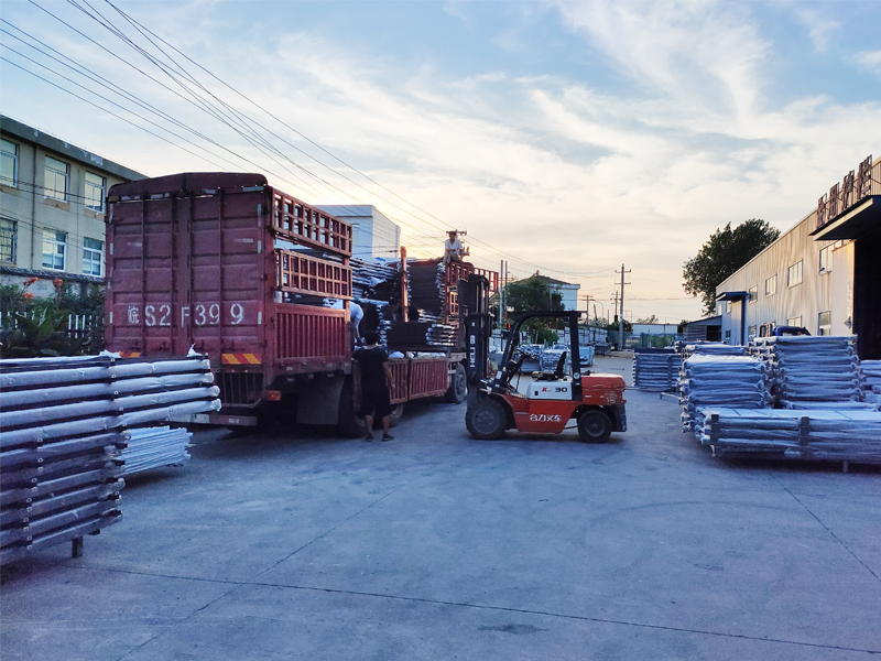 金用護欄2020年8月16日鋅鋼陽臺護欄裝車發(fā)貨！