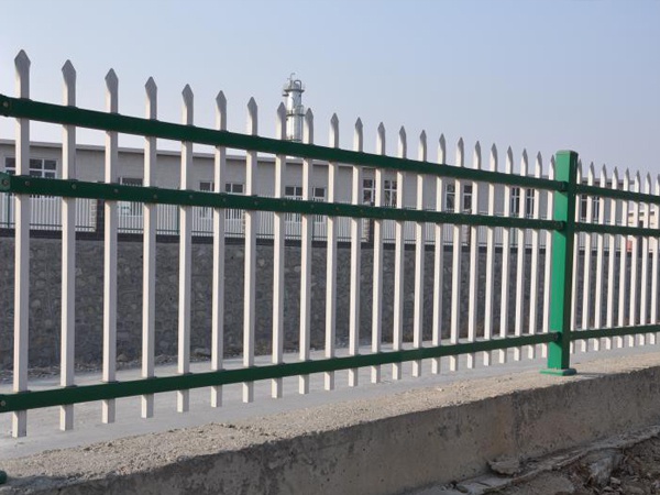 圍欄和圍墻護(hù)欄一樣嗎？看過(guò)這里你就知道了！