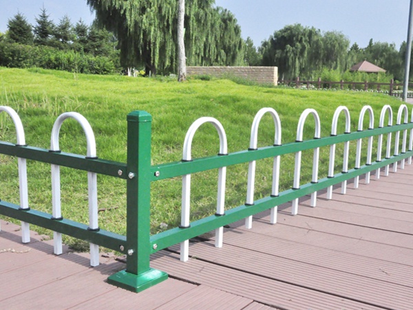 圍欄和圍墻護(hù)欄一樣嗎？看過(guò)這里你就知道了！