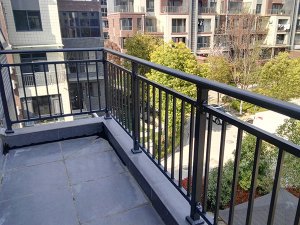 鋅鋼陽(yáng)臺(tái)護(hù)欄廠家怎么選，這三點(diǎn)很重要！