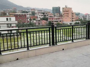 為什么建議大家選鋅鋼陽(yáng)臺(tái)護(hù)欄而不選鐵藝或不銹鋼，原因在這里！