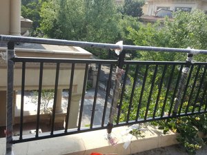 哪種陽(yáng)臺(tái)護(hù)欄最適合小區(qū)樓盤(pán)上使用？這種材質(zhì)最合適！