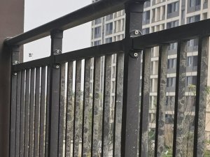 陽(yáng)臺(tái)護(hù)欄定制多少錢(qián)一米？