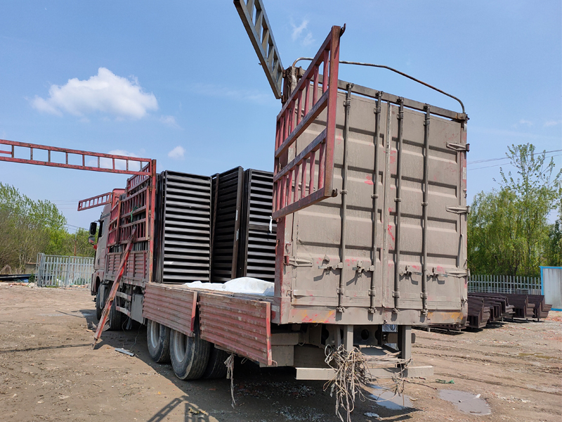 金用護欄2021年4月8日鋅鋼百葉窗發(fā)貨！