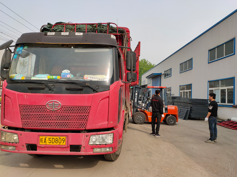 金用護(hù)欄2021年4月16日第一車(chē)百葉窗發(fā)貨！