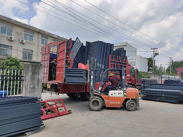 金用護欄2021年7月28日鋅鋼百葉窗發貨! 金用護欄2021年7月28日鋅鋼百葉窗發貨!