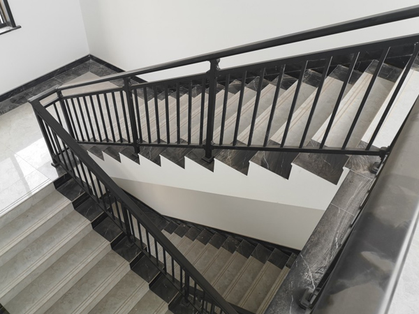 樓梯護(hù)欄多少錢(qián)一米? 樓梯護(hù)欄多少錢(qián)一米?