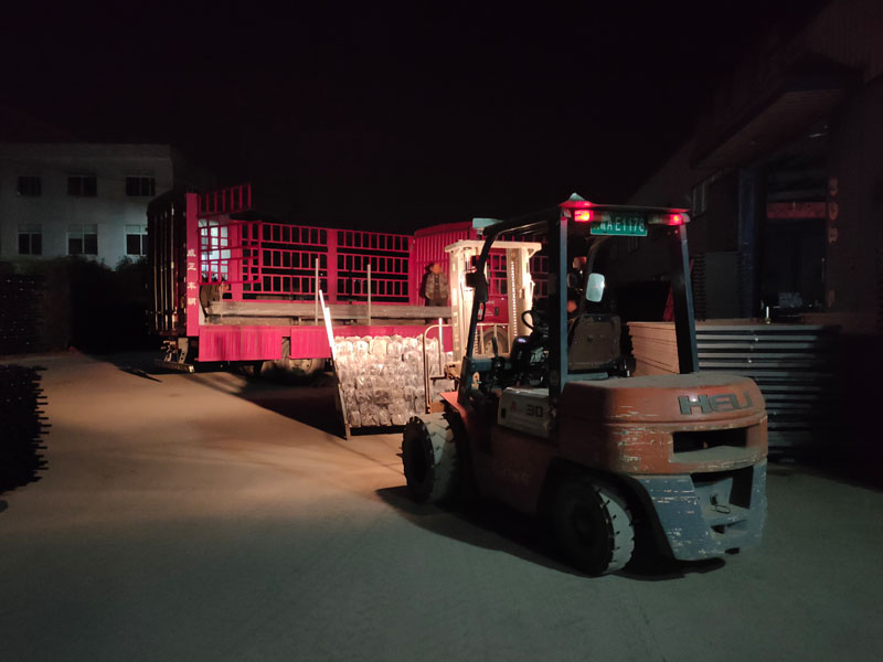 金用護(hù)欄2021年12月7日鋅鋼護(hù)欄裝車發(fā)貨！