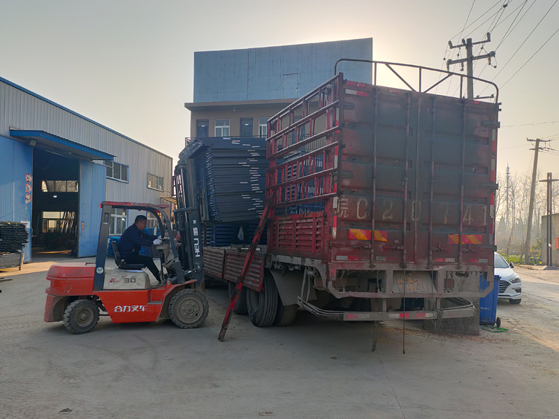 金用護欄2021年12月14日鋅鋼百葉窗裝車發貨！