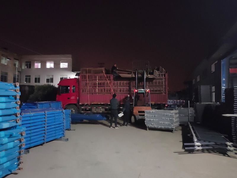 金用護(hù)欄2021年12月15日鋁合金百葉窗裝車發(fā)貨！