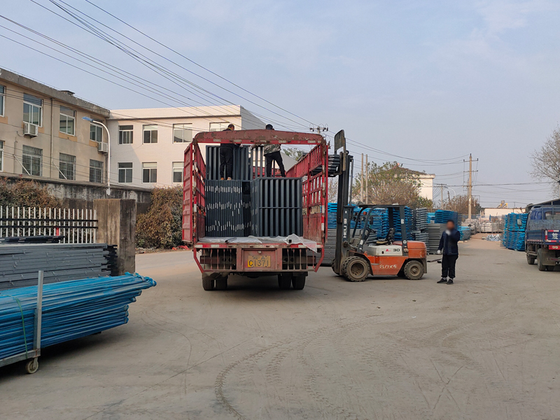 金用護欄2021年12月20日鋅鋼百葉窗裝車發貨! 金用護欄2021年12月20日鋅鋼百葉窗裝車發貨!