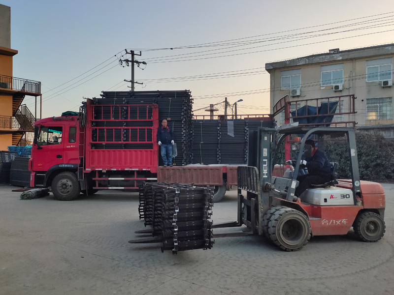 金用護(hù)欄2021年12月25日鋅鋼護(hù)窗欄桿裝車發(fā)貨! 金用護(hù)欄2021年12月25日鋅鋼護(hù)窗欄桿裝車發(fā)貨!