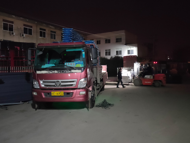 金用護欄2021年12月27日鋅鋼連廊欄桿裝車發(fā)貨! 金用護欄2021年12月27日鋅鋼連廊欄桿裝車發(fā)貨!