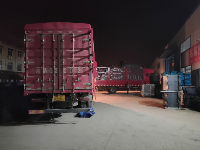 金用護(hù)欄2021年12月31日鋅鋼百葉窗裝車發(fā)貨！