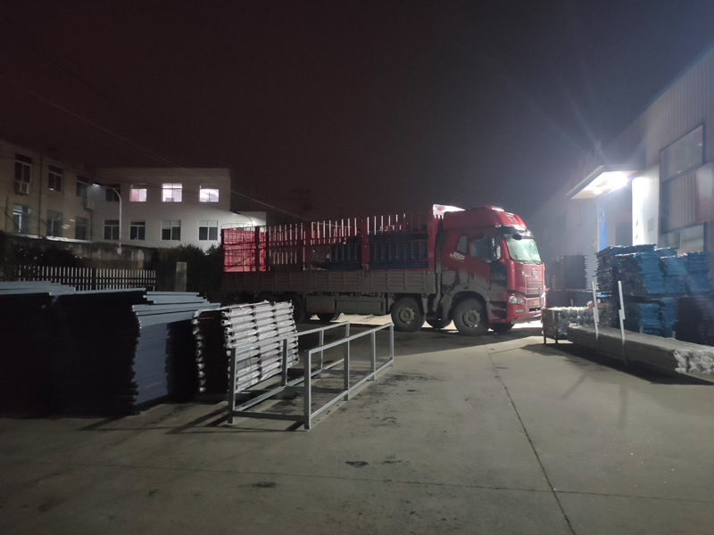 金用護欄2022年1月13日鋅鋼百葉窗裝車發(fā)貨！