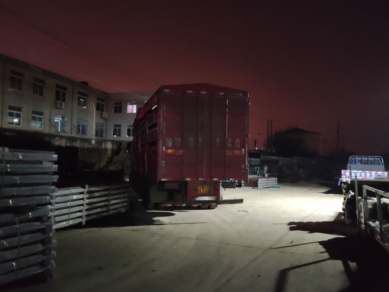 金用護欄2022年1月14日鋅鋼陽臺欄桿裝車發(fā)貨！