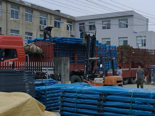 金用護(hù)欄2022年4月13日鋅鋼百葉窗裝車(chē)發(fā)貨！