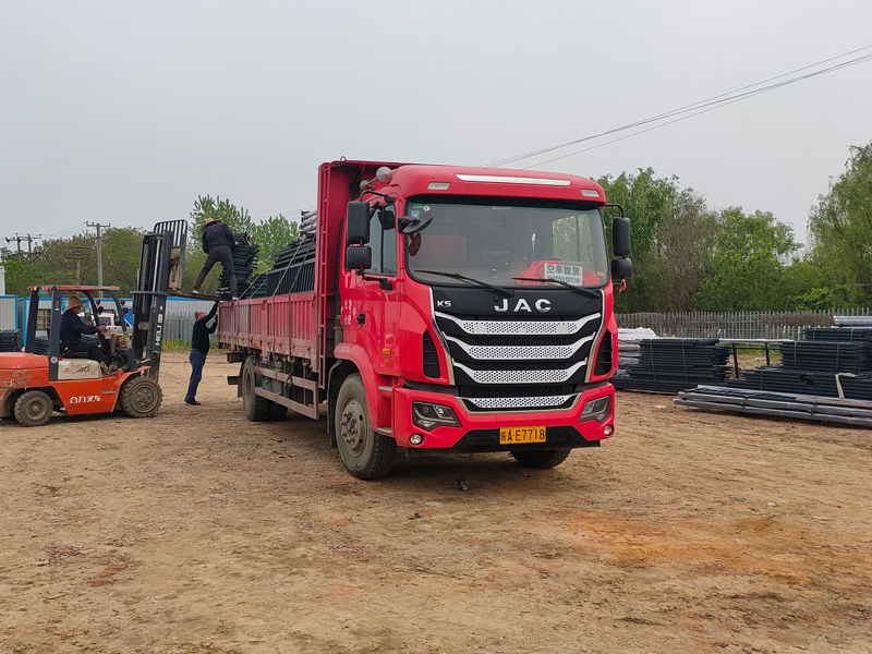 金用護欄2022年4月16日鋅鋼連廊欄桿裝車發貨! 金用護欄2022年4月16日鋅鋼連廊欄桿裝車發貨!