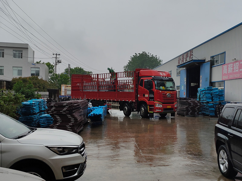 金用護欄2022年5月7日鋅鋼組裝欄桿裝車發(fā)貨! 金用護欄2022年5月7日鋅鋼組裝欄桿裝車發(fā)貨!