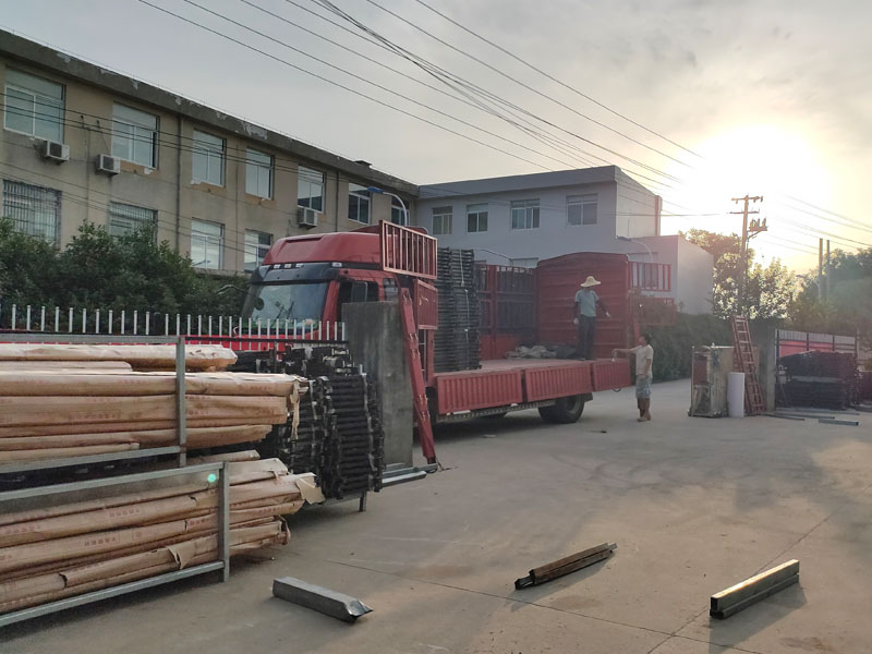 金用護欄2022年6月14日鋅鋼飄窗護欄裝車發(fā)貨！