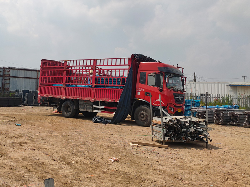 金用護(hù)欄2022年6月17日鋅鋼陽(yáng)臺(tái)欄桿裝車發(fā)貨！