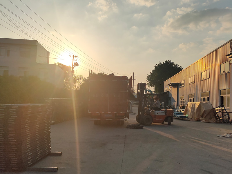 金用護(hù)欄2022年6月22日鋅鋼百葉窗裝車(chē)發(fā)貨！