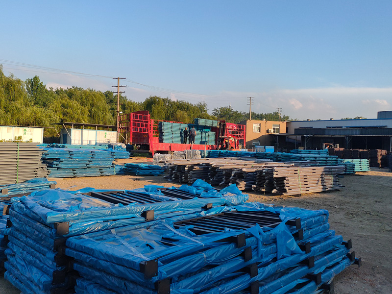 金用護欄2022年6月24日鋅鋼連廊護欄裝車發貨！