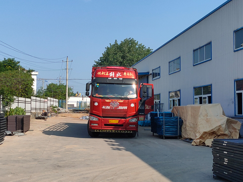 金用護欄2022年7月4日鋅鋼百葉窗裝車發貨! 金用護欄2022年7月4日鋅鋼百葉窗裝車發貨!