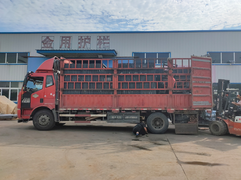 金用護欄2022年7月9日鋅鋼百葉窗裝車發(fā)貨! 金用護欄2022年7月9日鋅鋼百葉窗裝車發(fā)貨!