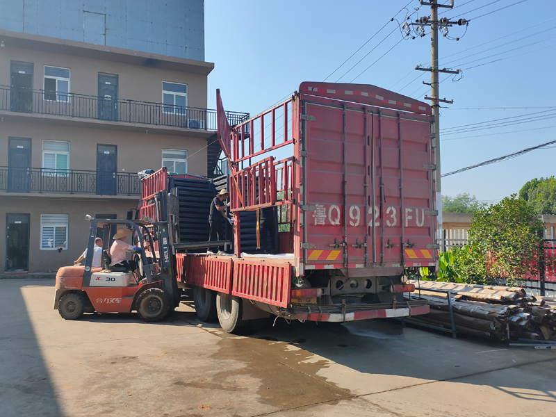 金用護(hù)欄2022年7月12日鋅鋼百葉窗裝車(chē)發(fā)貨! 金用護(hù)欄2022年7月12日鋅鋼百葉窗裝車(chē)發(fā)貨!