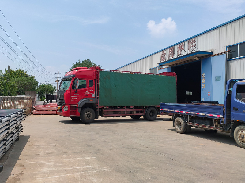 金用護欄2022年7月18日鋅鋼陽臺護欄裝車發貨！