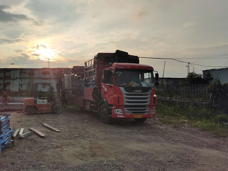 金用護(hù)欄2022年7月22日鋅鋼陽(yáng)臺(tái)欄桿裝車發(fā)貨！