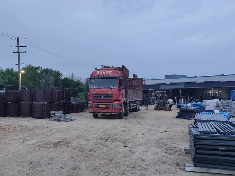 金用護欄2022年9月7日鋅鋼組裝護欄裝車發(fā)貨! 金用護欄2022年9月7日鋅鋼組裝護欄裝車發(fā)貨!