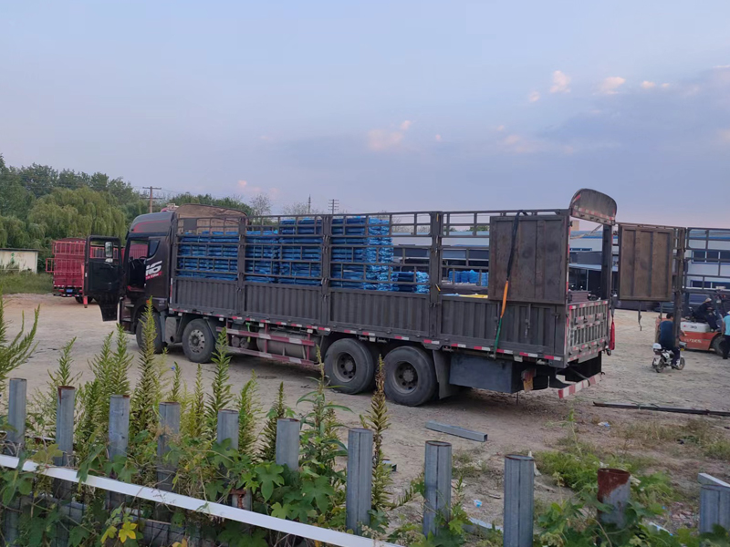 金用護欄2022年9月19日鋅鋼連廊護欄裝車發(fā)貨! 金用護欄2022年9月19日鋅鋼連廊護欄裝車發(fā)貨!