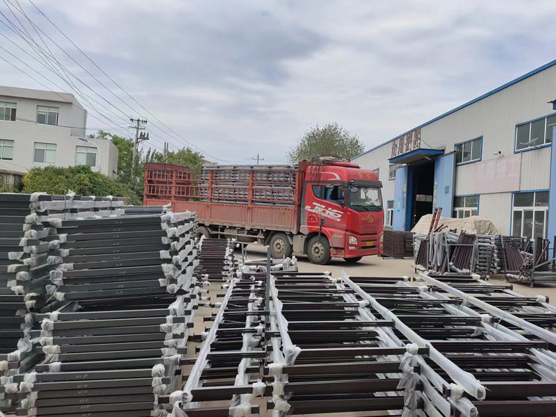 金用護欄2022年9月22日鋅鋼玻璃欄桿裝車發貨！