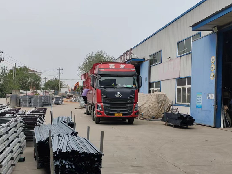 金用護欄2022年10月9日鋅鋼玻璃欄桿裝車發貨! 金用護欄2022年10月9日鋅鋼玻璃欄桿裝車發貨!