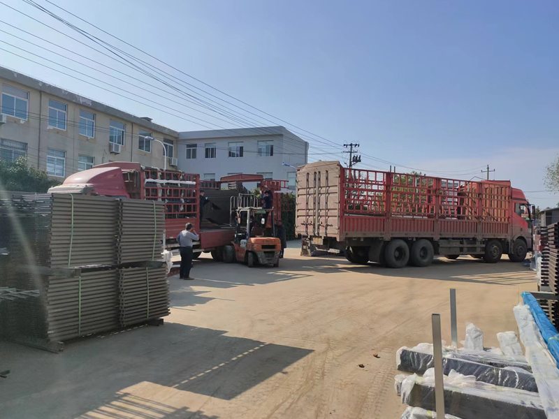 金用護(hù)欄2022年11月2日鋅鋼護(hù)窗欄桿裝車發(fā)貨！