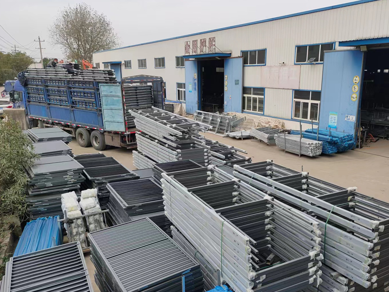 金用護欄2022年12月1日鋅鋼玻璃欄桿裝車發貨！