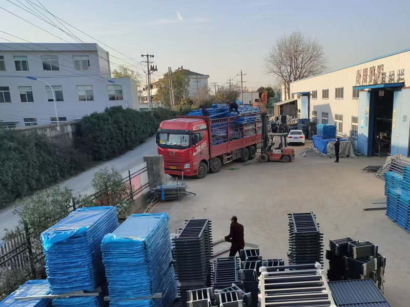 金用護欄2022年12月10日鋅鋼陽臺護欄裝車發貨！