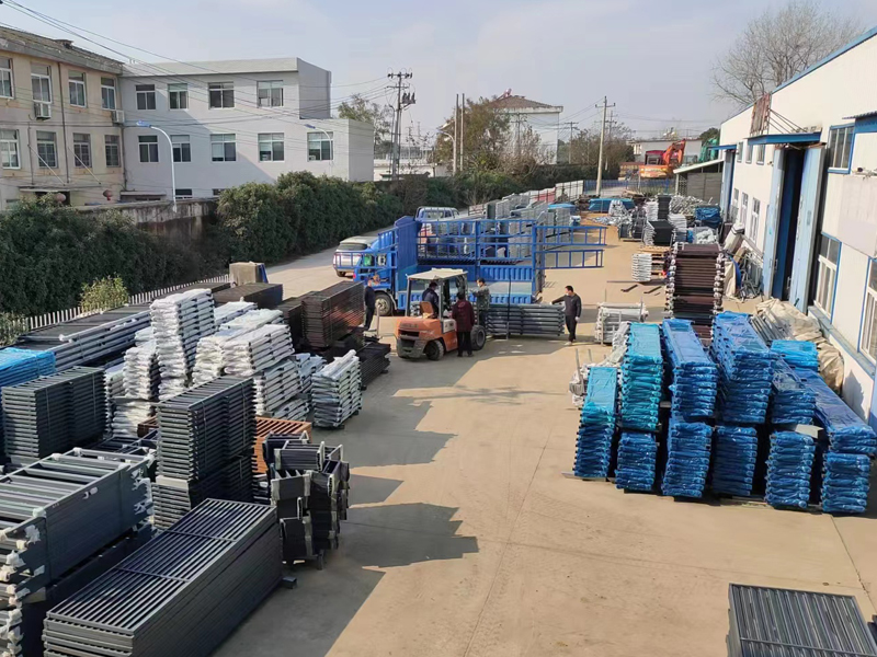 金用護(hù)欄2022年12月14日鋅鋼連廊欄桿裝車發(fā)貨！