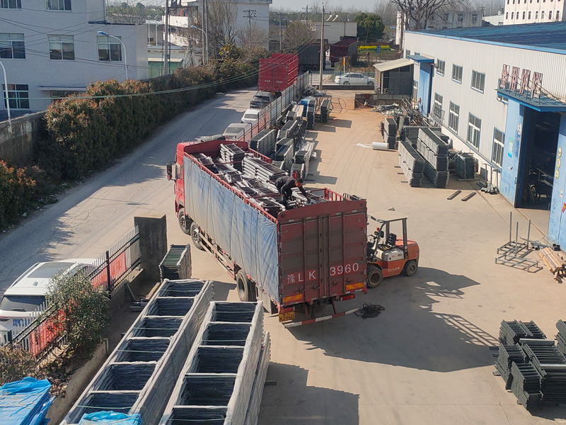 金用護欄2023年3月14日鋅鋼連廊欄桿裝車發(fā)貨！