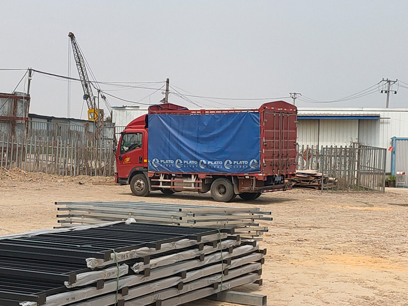 金用護(hù)欄2023年3月16日鋅鋼連廊欄桿裝車發(fā)貨！