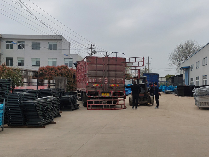 金用護(hù)欄2023年3月31日鋅鋼樓梯欄桿裝車發(fā)貨！