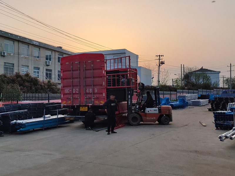 金用護欄2023年4月6日鋅鋼百葉窗裝車發(fā)貨! 金用護欄2023年4月6日鋅鋼百葉窗裝車發(fā)貨!