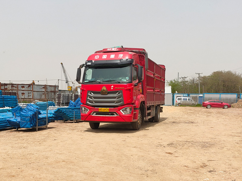 金用護(hù)欄2023年4月12日鋅鋼連廊欄桿裝車發(fā)貨！