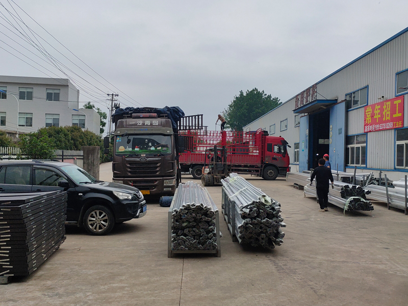 金用護欄2023年5月9日鋅鋼百葉窗裝車發貨! 金用護欄2023年5月9日鋅鋼百葉窗裝車發貨!